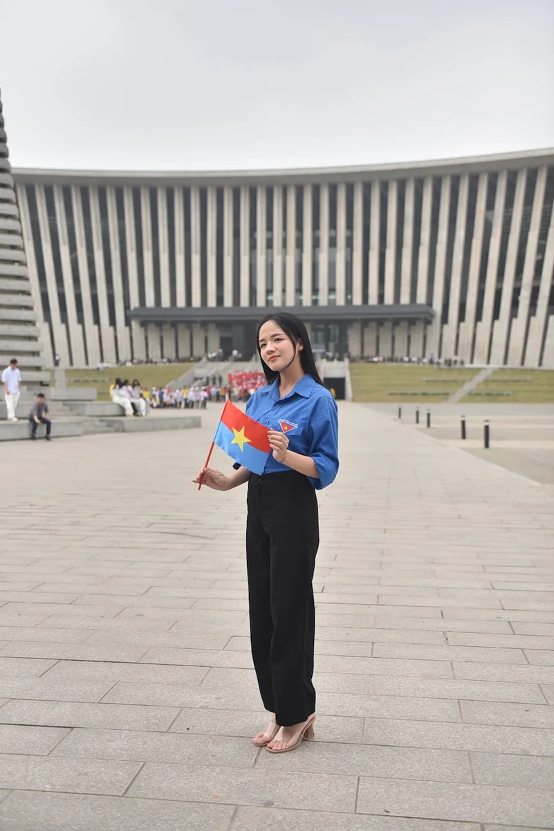 分析人员工作场景，展示日常监测预警的执行过程